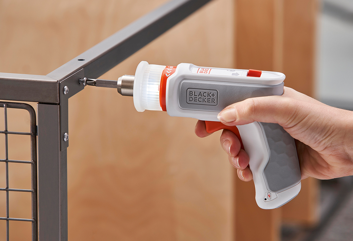 Απεικονίζεται η χρήση του εργαλείου για το βίδωμα μεταλλικού αντικειμένου.